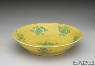 图片[2]-Yellow dish with green flower and fruit design, Ming dynasty, Jiajing reign (1522-1566)-China Archive